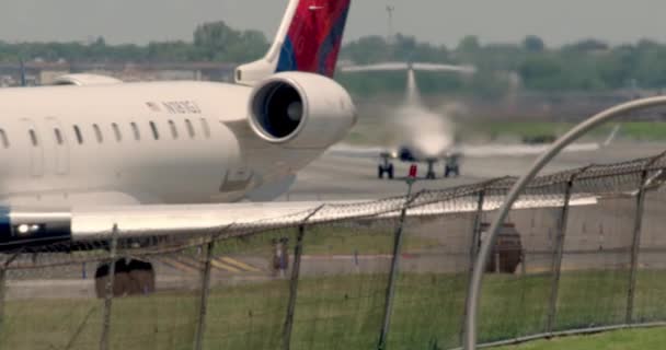 Planes Taxi Heavy Mirage Distortion Runway — Vídeo de Stock