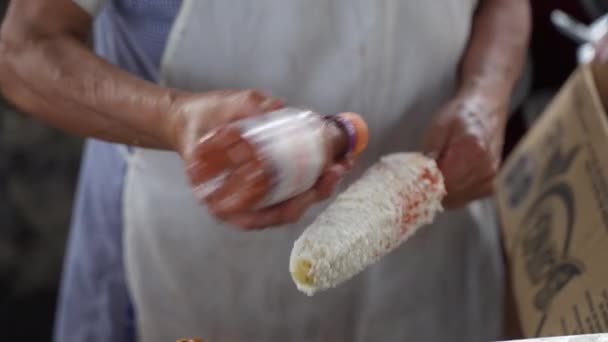 卖主在恩巴卡德洛新Nativitas Xochimilco的甜玉米上添加辣椒粉 慢动作 — 图库视频影像