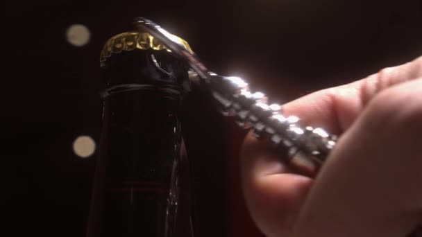 Slow Close Back Lit Beer Bottle Opener Dibuka Dengan Pembuka — Stok Video