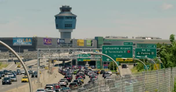 Traffic Moving Slowly New York City Highway Laguardia Airport — Stockvideo