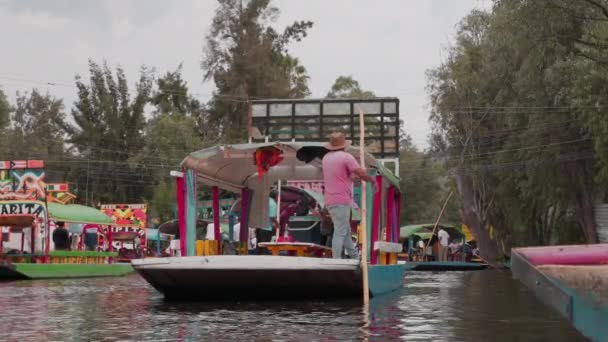 Gondolier Using Long Wooden Rowing Oar Push Gondola Xochimilco Canals — Stok video