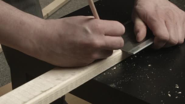 小松木木板用盒式锯子的边缘标出正方形 — 图库视频影像