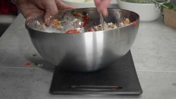 Chef Mixes Cottage Cheese Peppers Onion Garlic Arugula — Stockvideo