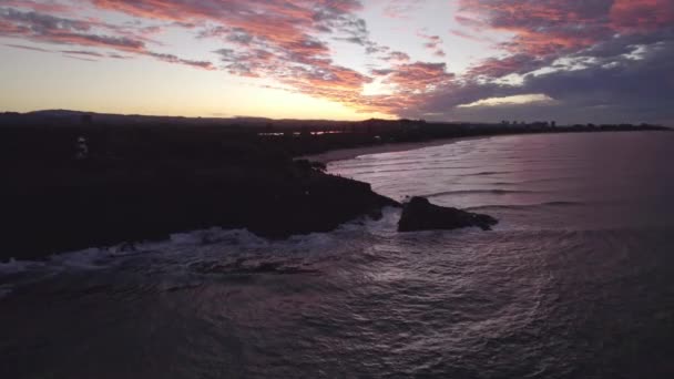 ニューサウスウェールズ州のカラフルな夕日の空とコーズウェイ オーストラリア 空中ドローン — ストック動画