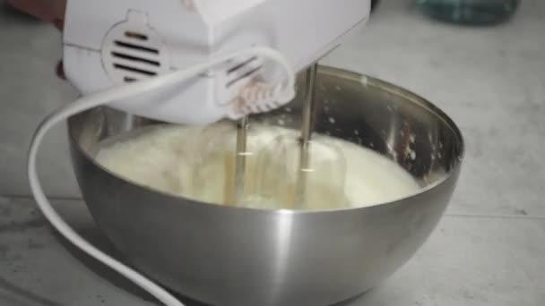 Baker Slaat Cheesecake Vullen Metalen Kom Met Hand Mixer Close — Stockvideo