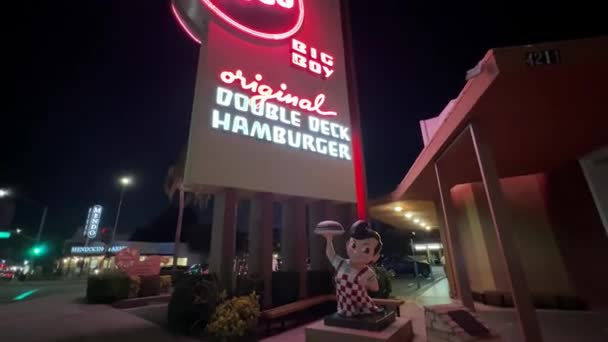 Bob Big Boy Home Original Double Decker Hamburger Nighttime Tilt — Vídeos de Stock