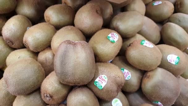 Piles Delicious Healthy Zespri Green Kiwifruit Sale Fruit Vegetable Section — ストック動画