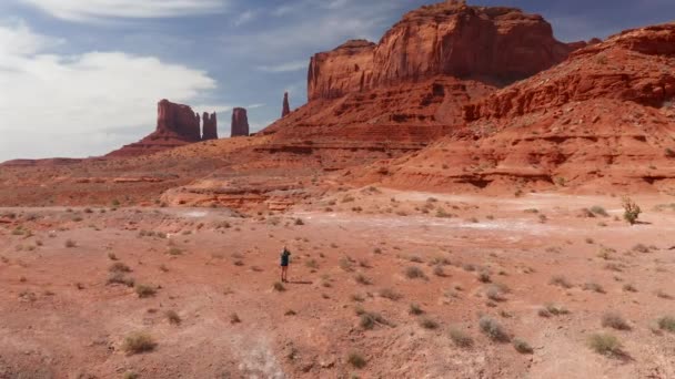 Menina Tirando Fotos Vale Monumento Utah — Vídeo de Stock