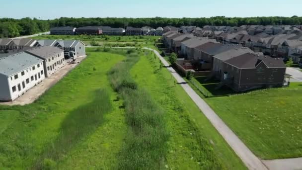 社区附近的室外铺面自然步行道 日间无人飞机 — 图库视频影像