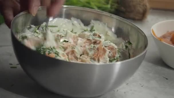 Fermer Chef Mélange Des Ingrédients Frais Smorgastarta Dans Bol Métallique — Video