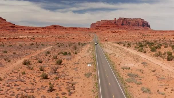 犹他州一条两车道长的公路上 一辆卡车拖着一辆野营车的空中景象 — 图库视频影像