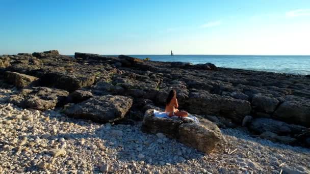 Circling Pretty Brunette Sitting Rocks Looking Ocean Cascais Portugal — Stock video