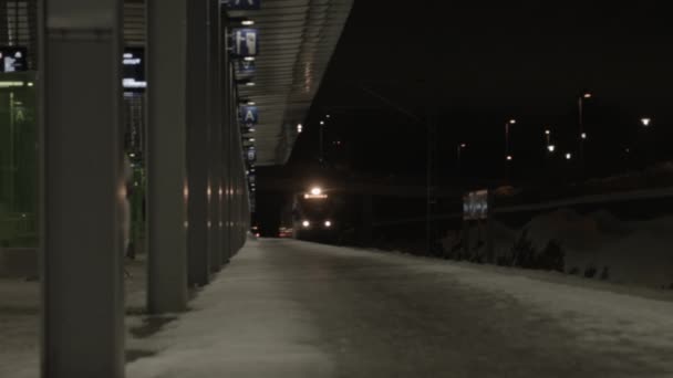 Train Transit Ville Aéroport Tire Dans Gare Par Nuit Hiver — Video