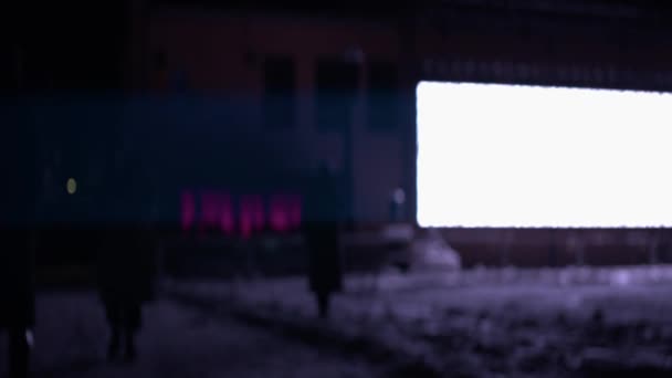Slow Pull Focus People Large Bright Outdoor Screen Winter Night — ストック動画