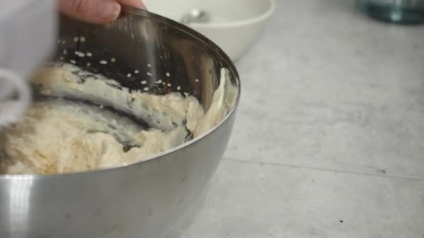 Μίξερ Χειρός Που Χρησιμοποιείται Για Χτυπήσετε Cheesecake Μείγμα Κοντινό Πλάνο — Αρχείο Βίντεο