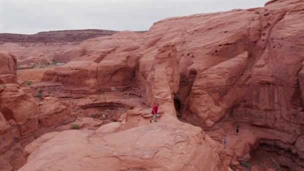 Luftaufnahme Von Menschen Die Felsformationen Utah Erkunden — Stockvideo