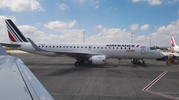 Air France Repülőgép Árnyékban Aszfalton Világít Nap Ahogy Felhők Távolodnak — Stock videók