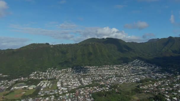 Aerial View Homes Manoa Valley Mountains Sunny Blue Sky — ストック動画