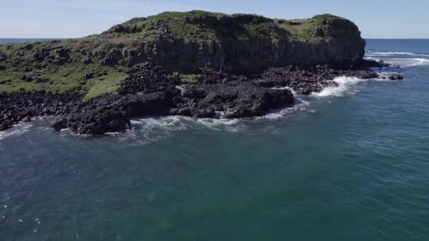 Sea Waves Crashen Cook Island Aquatic Reserve Buurt Van Fingal — Stockvideo