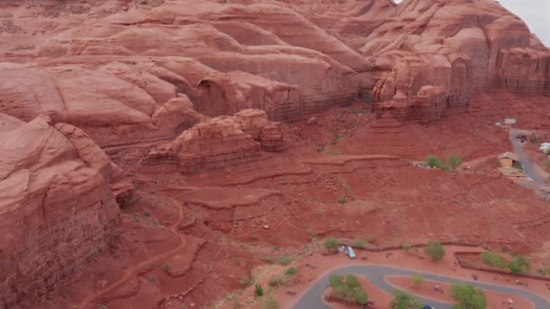 Reverse Aerial View Goulding Park Utah — Stockvideo