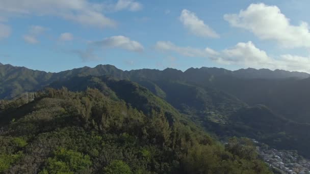 Aerial View Waahila Ridge Overlooking Mountain Range Sunny Day — Stock Video