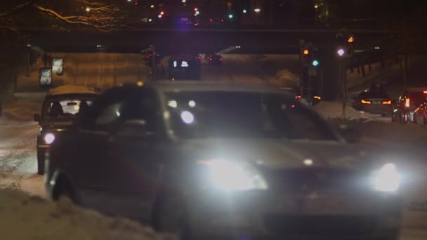 Automobiles Train Drive Cold Winter Night City Streets — Stockvideo