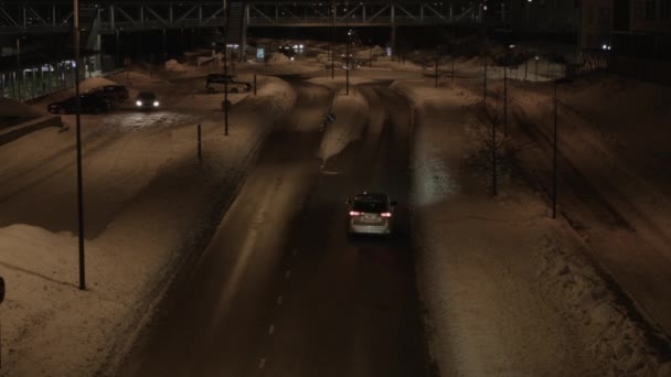 Cars Snowy Night Road Drive Roundabout People Walk Overhead — Vídeo de stock