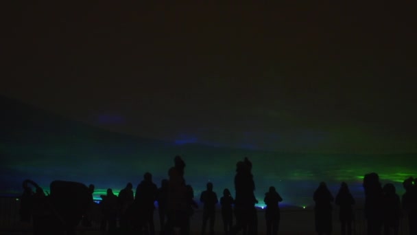 Silhouet Mensen Genieten Van Elektronische Aurora Display Helsinki Festival — Stockvideo