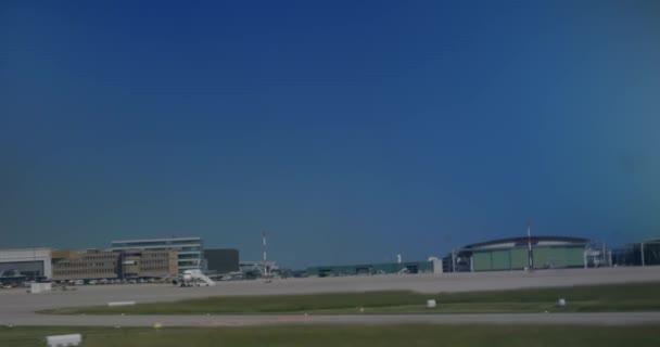 Widok Turbulencji Okna Samolotu Gdy Przygotowuje Się Startu Ziemi Lotnisku — Wideo stockowe