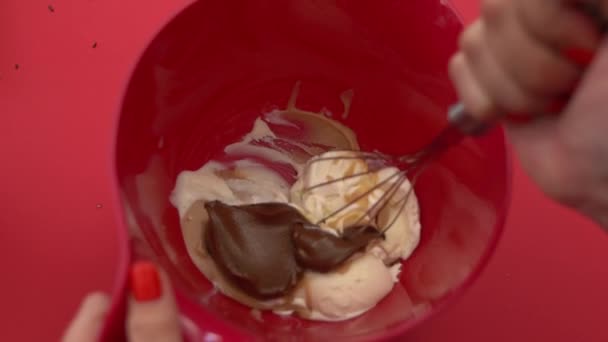 Házi Készítésű Jégkrém Készítése Csoki Mogyoróvaj Vaníliafagylalt Keverése Egy Tálban — Stock videók