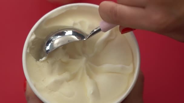 Eiskugel Zeitlupe Vanilleeis Aus Einem Kleinen Behälter — Stockvideo