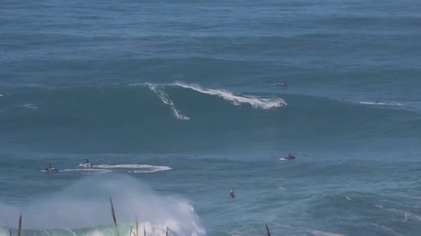 Aerial View Surfer Riding Giant Wave Praia Norte Beach Nazare — Vídeo de Stock