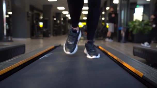 Sudut Rendah Tampilan Depan Berjalan Pada Treadmill Gym — Stok Video