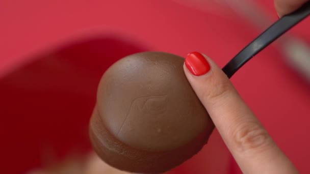 Close Van Het Toevoegen Van Chocolade Spread Aan Een Kom — Stockvideo