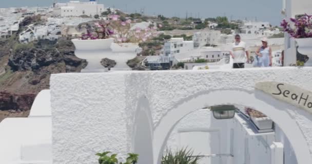 Tourist Walking Cliffside Village Path Looking Ocean Santorini Greece — Vídeos de Stock
