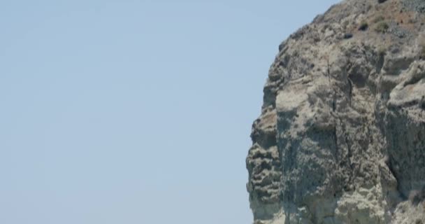 People Beach Looking Large Cliffside High Ocean Santorini Greece — Wideo stockowe