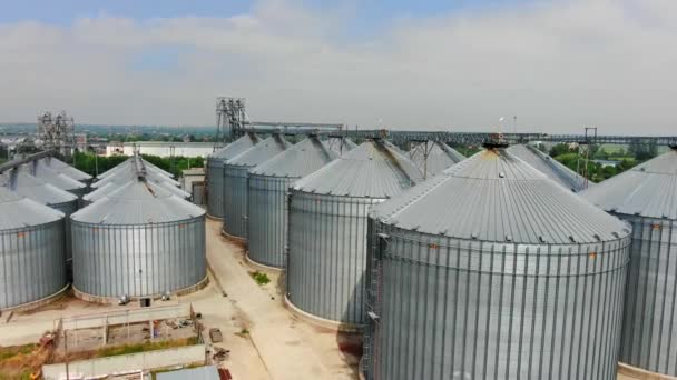 Flygfoto Drönare Mellan Grupp Silo Solig Dag Livsmedelsfabrik Ökning Lagringspriset — Stockvideo