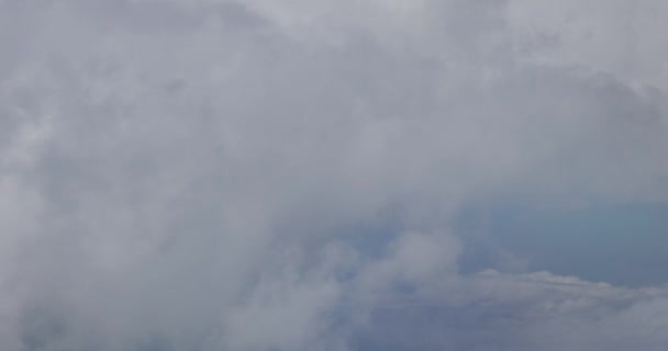 Blick Auf Große Wolken Über Und Unter Dem Chromatischen Flugzeugfenster — Stockvideo