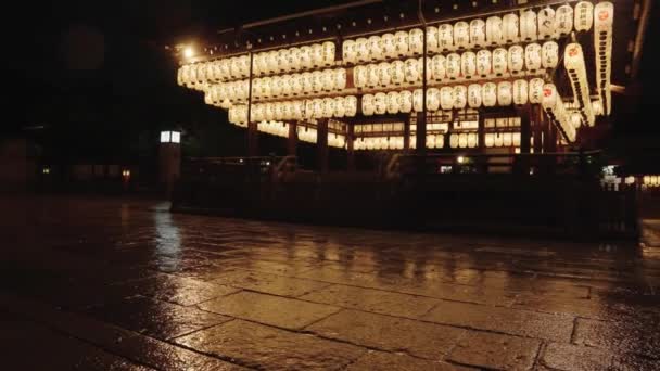 Yasaka Jinja Rain Lanterns Illuminating Kyoto Temple Night — Vídeo de stock