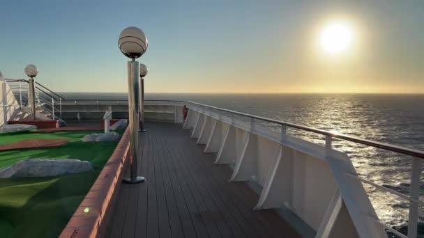 Mini Golf Put Top Promenade Sunrise Cruise Ship Out Sea — Vídeos de Stock