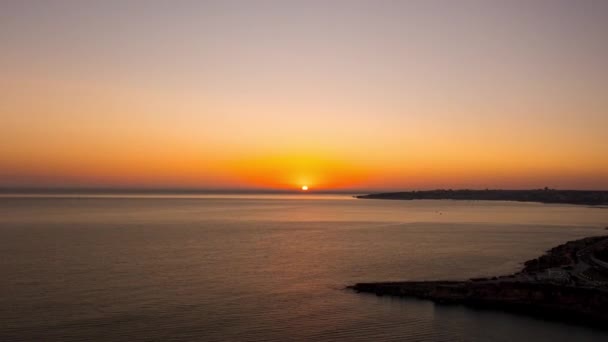 Солнце Заката Красно Оранжевом Небе Timelapse Кашкайш Португалия — стоковое видео