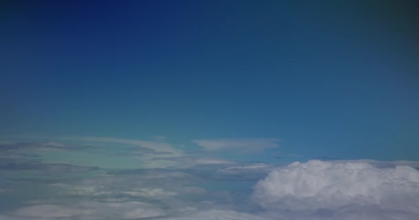 Blick Auf Langsam Vorbeiziehende Wolken Aus Einem Chromatischen Flugzeugfenster Stuttgart — Stockvideo