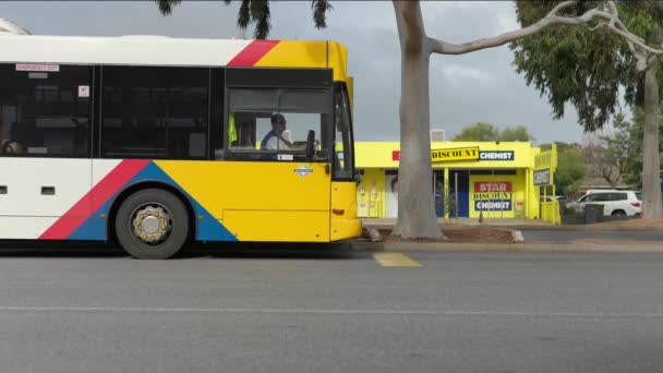 Een Drukke Bus Bushalte Met Passagiers Die Overdag Uitstappen — Stockvideo