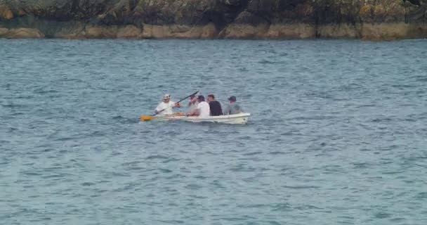 Group Men Enjoying Summer Boating Porthallow Beach Lizard Peninsula Cornwall — Stok video