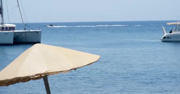 Person Relaxing Beach People Speed Boat Pass Ocean Santorini Greece — Video