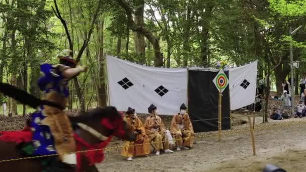 Japanese Archer Rides Horse Shooting Target Yabusame Event — 비디오