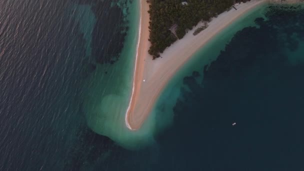Птичий Глаз Над Пляжем Золотого Рога Хорватии — стоковое видео