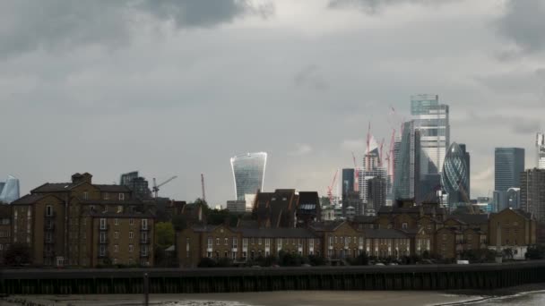 Pan Shot Overlooking River Thames Revealing Modern Skyscrapers Impressive Cityscape — ストック動画