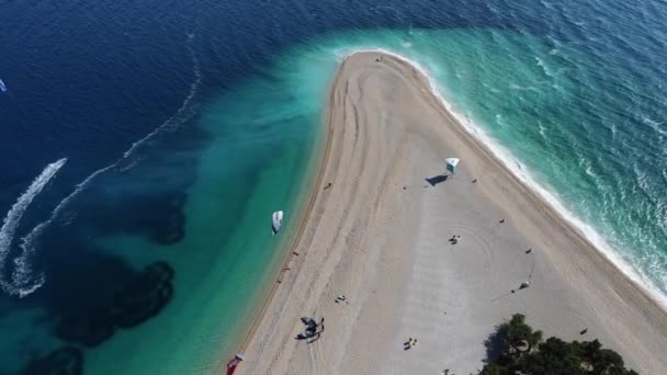 Paraglider Který Chystá Surfovat Zlaté Rohové Pláži Chorvatsku — Stock video