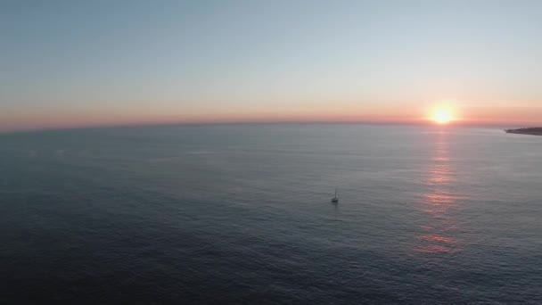 Solnedgång Över Havet Med Orange Himmel Och Segelbåt Fisheye Läge — Stockvideo